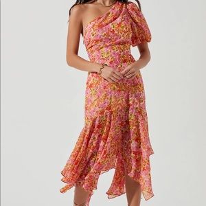 Astr the label Santorini dress in pink. size XS